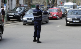 Два дорожных инспектора задержаны после получения взятки