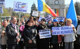 Protestatarii au fluierato pe ministra educaţiei Corina Fusu