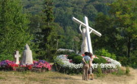 Hîncu o mănăstire înecată în flori