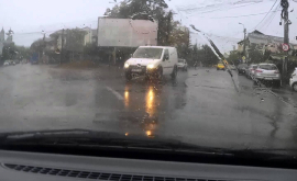 Atenție șoferi Aveți grijă cum conduceți pe timp de ploaie