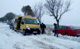 Сотни сел без света и заблокированные дороги ФОТО