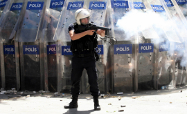 Poliția a folosit gaze lacrimogene pentru a dispersa manifestanții