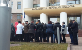 Protest la Parlament Nu vrem deputați de paie VIDEO