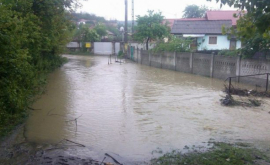 BREAKING NEWS Zeci de case inundate şi localităţi fără lumină 