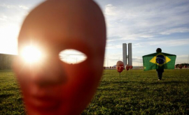 Бразилия перед парламентом выставлено 500 масок стыда 