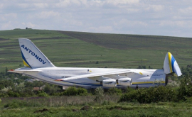 Un avion gigant a fost surprins pe un aeroport din RM înghițind mai multe elicoptere