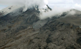 Doi vulcani din Kamceatka au aruncat coloane de cenușă