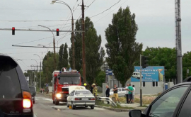 Un automobil a luat foc în plină stradă VIDEO