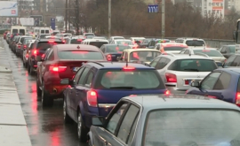 Авария парализовала движение на одной из столичных улиц