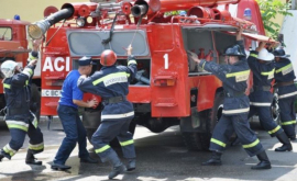 Incendiul la deposit de crengi de la Botanica a fost stins FOTO