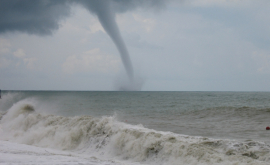 La Soci un avion filmat cum traversează trei tornade concomitent VIDEO