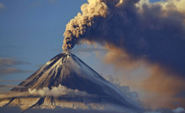 Un vulcan a erupt violent Imagini de deasupra norilor FOTO