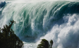 9метровые волны обрушившиеся на Гавану попали на видео