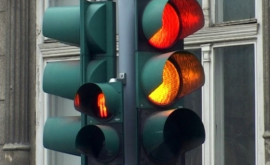 Atenționare pentru șoferi la o intersecție nu funcționează semaforul