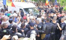 Водитель въехавший в толпу во время протеста находится под домашним арестом