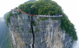 Ce face acest turist cînd a văzut că podul de sticlă crapă sub picioare VIDEO