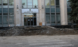 У входа в здание правительства Молдовы начался ремонт