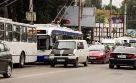 Atenție șoferi O stradă din Capitală este semănată cu zeci de cuie FOTO