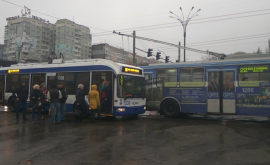 La Botanica multe troleibuze au staționat din cauza unei deconectări de energie FOTO