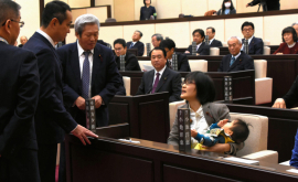 O politiciană din Japonia avertizată după ce a venit cu bebelușul la serviciu