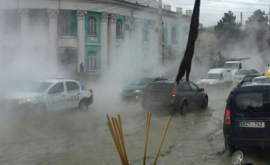 UPDATE На столичной улице прорвало трубу с горячей водой ВИДЕО