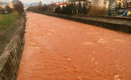 Un rîu din România sa colorat în roșu 