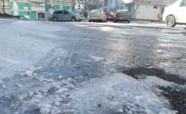 O țeavă spartă a transformat strada în patinoar