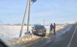 Автомобиль под Унгенами врезался в электроопору