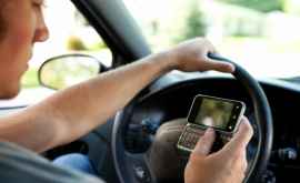 Во Франции запретили пользоваться мобильными телефонами в машине