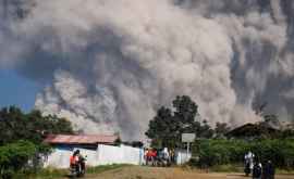 В Индонезии проснулся вулкан выбросив столб пепла на 5000 метров ФОТО