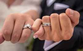 Căsătoria timpurie este benefică pentru bărbaţi nu şi pentru femei