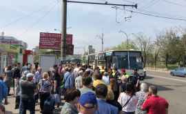 Transportul public gratuit luat cu asalt de cei care vor să ajungă la cimitirul Doina VIDEO