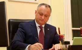 Igor Dodon a decorat un grup de oameni de cultură