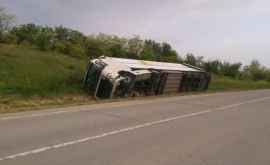 Un camion sa răsturnat în apropiere de Bălți FOTO 