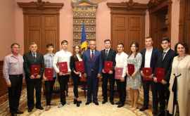 Cîţiva studenţi şi elevi sau învrednicit de diplome de onoare ale președintelui 