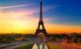 Imagini spectaculoase cu Turnul Eiffel lovit de fulger VIDEO