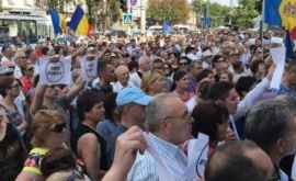 Cîțiva protestatari șiau petrecut noaptea în fața Parlamentului