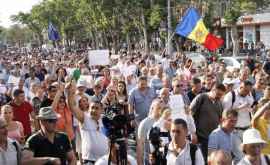 Protestatarii sau mutat în fața Ministerului Justiției FOTOVIDEO