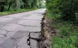 Imagini șocante cu un drum periculos din municipiul Chișinău FOTO