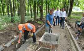 Lucrările de construcţie a trotuarului în Parcul Butoiaş vor fi finalizate la mijlocul lunii august 