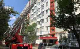 Un apartament din sectorul Ciocana cuprins de flăcări FOTO 