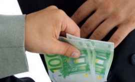 Doi cetățeni arabi dați pe mîna justiției după ce au estorcat 4000 de euro