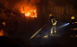 Incendiu de proporţii în Odesa Flăcările au distrus 16 căsuţe pe malul mării 