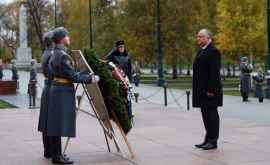 Dodon șia început vizita la Moscova cu depuneri de flori lîngă zidul Kremlinului