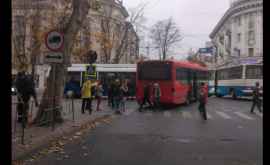 ДТП в центре столицы Автобус столкнулся с троллейбусом