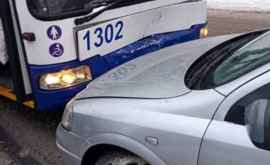 Авария в столице автомобиль столкнулся с троллейбусом ФОТО
