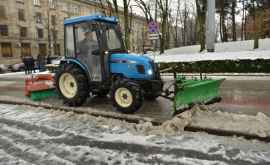 Muncitorii luptă cu omătul încă de la primele ore ale zilei