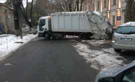 В центре столицы под колесами автомобиля провалился асфальт