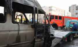 Un microbuz a ars pe bulevardul Moscovei