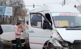 ДТП в столице Маршрутка столкнулась с элитным автомобилем ФОТО